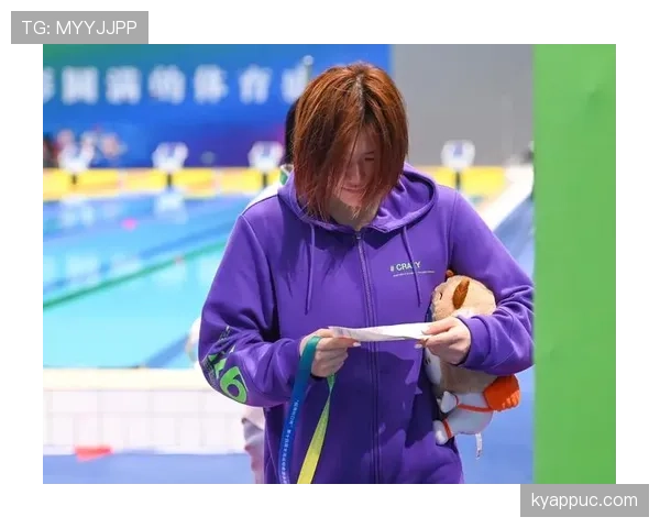 叶诗文家的冰箱里塞满了蛋白粉，连饮料都是按毫升算的