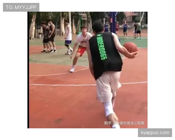 篮球比赛中如何判断翻腕违例及其判定标准详解