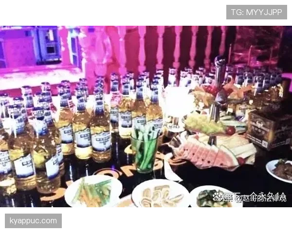 高亭宇昨晚小聚被拍,桌上那瓶香槟和三张账单看得我发慌 高亭宇昨晚小聚被拍,桌上那瓶香槟和三张账单看得我发慌